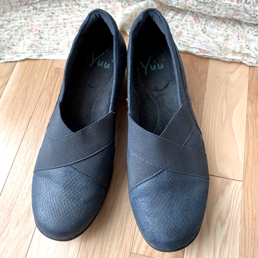 Yuu blue criss cross flat comfort walking shoes